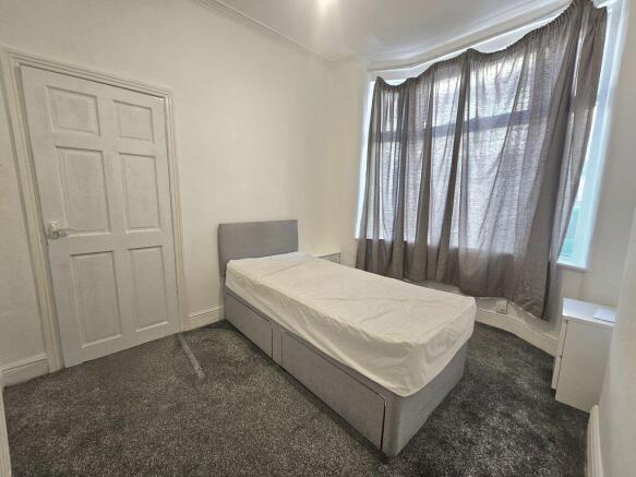 2 bed Terraced to rent Image 2