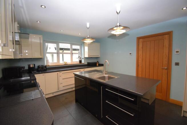 Kitchen 2.JPG