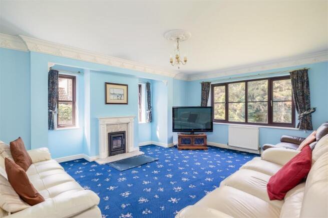 5 bed Detached for sale Image 7
