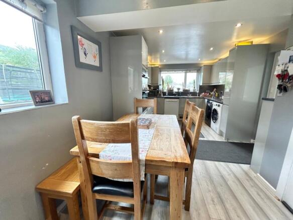 4 bed Semi-Detached for sale Image 4