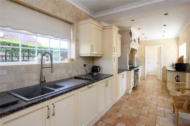 6 bed Detached for sale Image 4