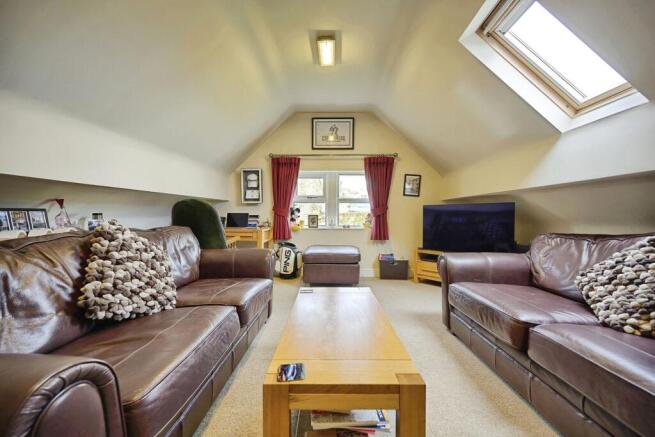 6 bed Detached for sale Image 11