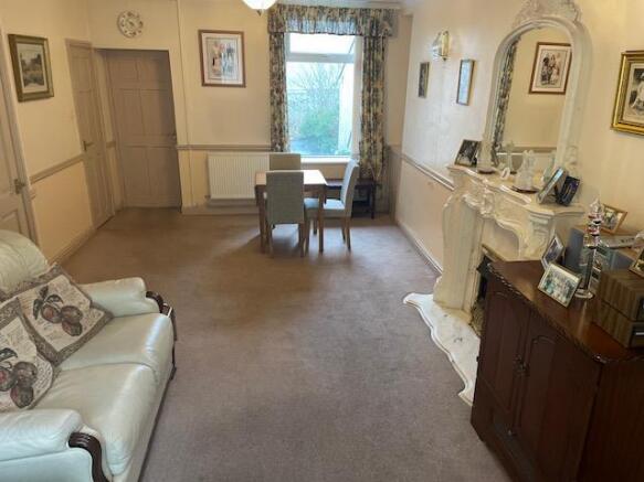 LOUNGE/DINING ROOM