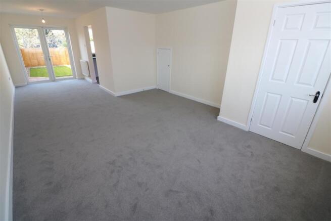 Lounge / Dining Area