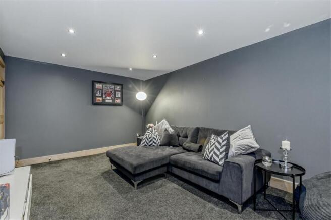 5 bed Detached for sale Image 12