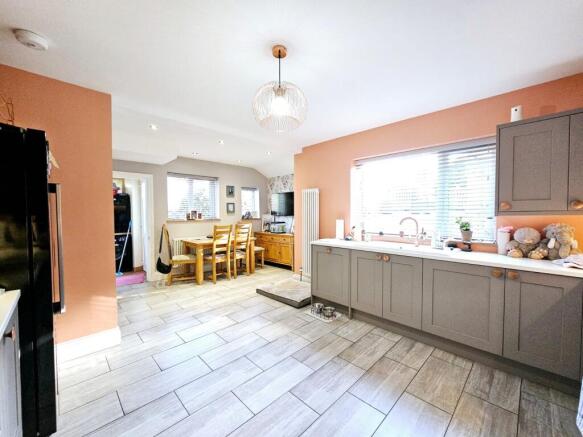 3 bed Semi-Detached for sale Image 6