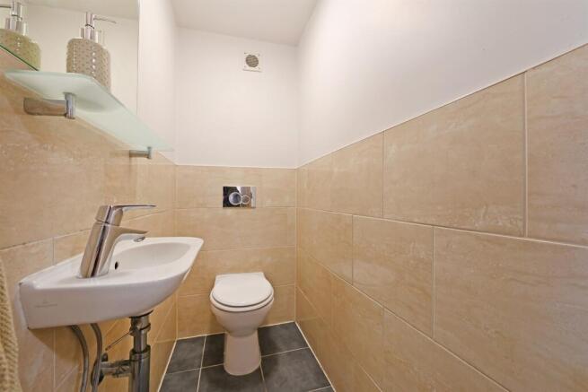 3 bed Apartment to rent Image 9