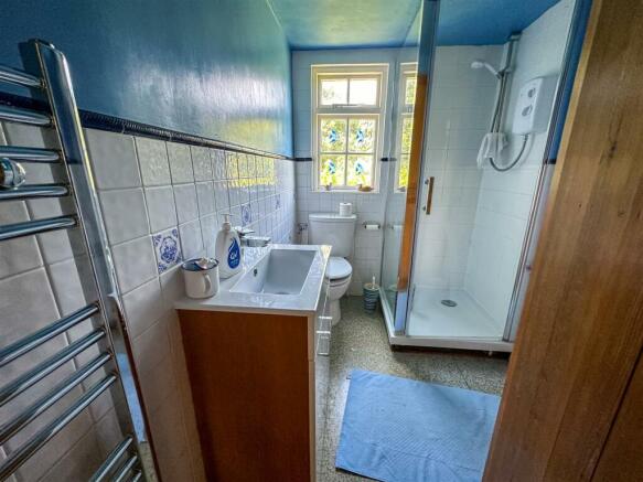FIRST FLOOR SHOWER ROOM