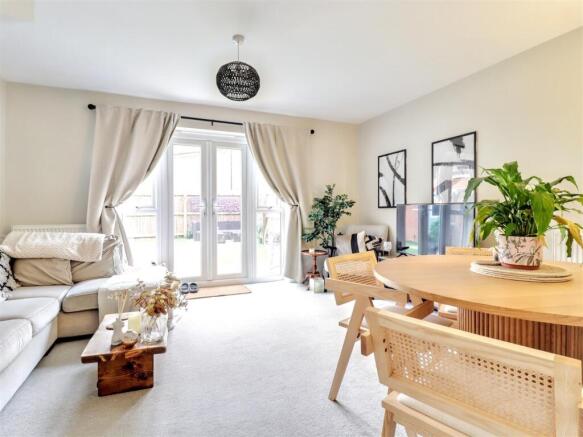 sitting/dining room