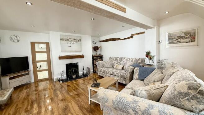 Lounge/dining roo...