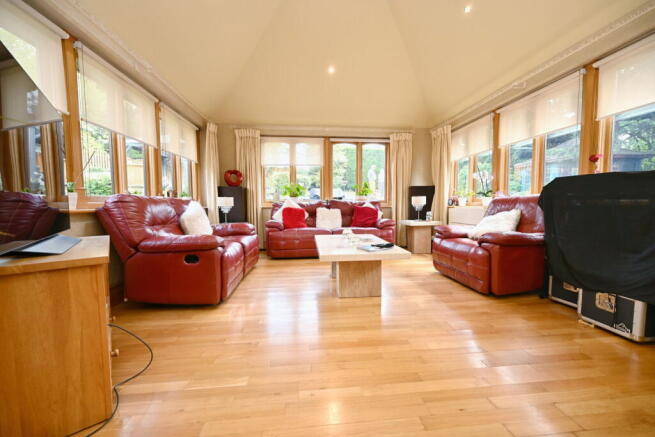 5 bed Detached for sale Image 7