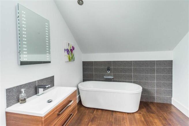 MAGNIFICENT EN SUITE SHOWER ROOM