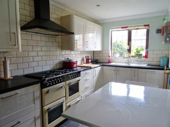 KITCHEN/BREAKFAST ROOM: