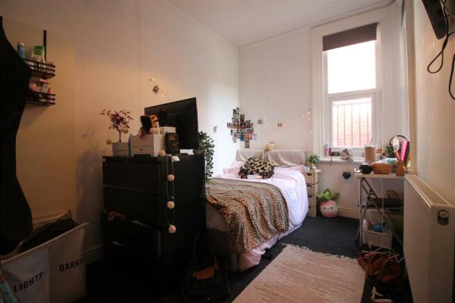 7 bed House to rent Image 10