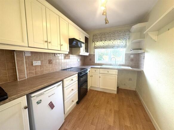 Kitchen (2).JPG