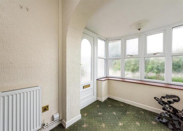 20 Chestnut Drive-Hall (2).jpg