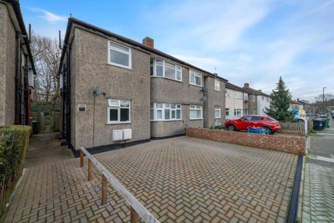 01-0b4981876 - PropWorld - NS - 172 Meadow view Lo