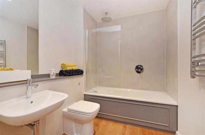 2 bed Apartment to rent Image 10
