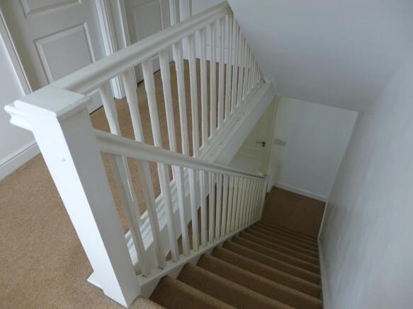 4 bed House to rent Image 6