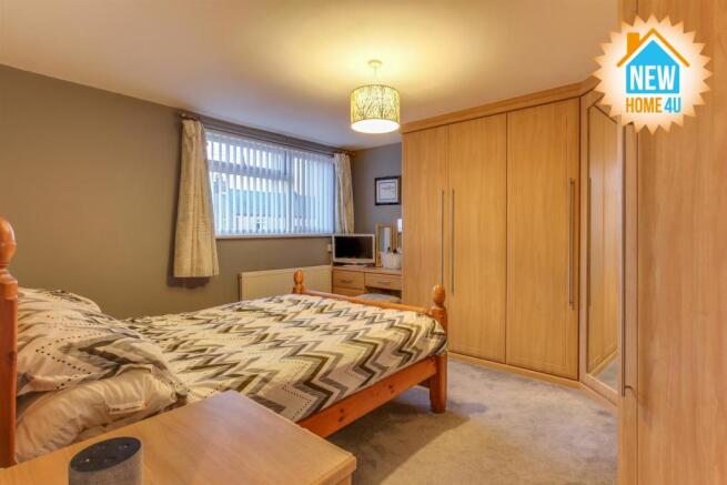 MAIN BEDROOM: