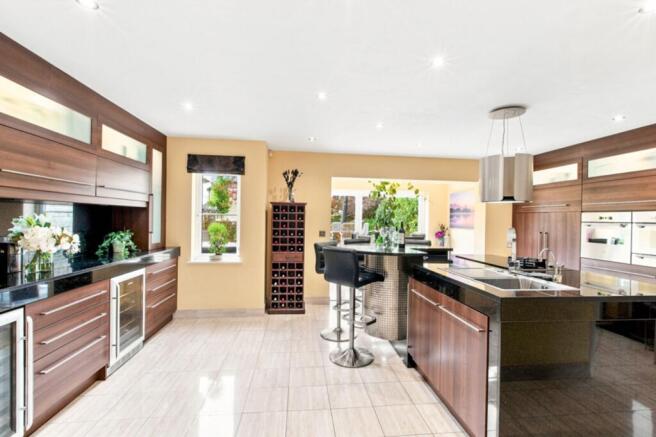 4 bed Detached for sale Image 4