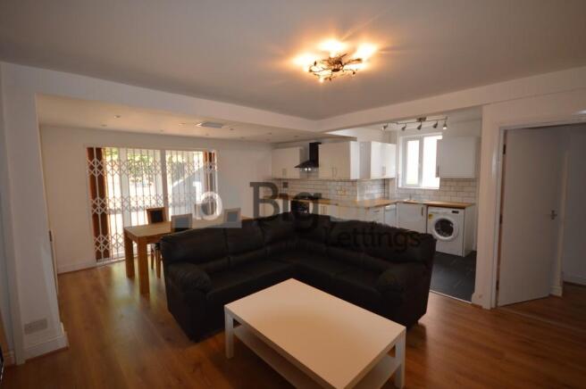 3 bed House Share to rent Image 5