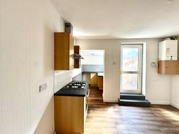 2 bed House to rent Image 4