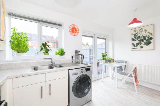 KITCHEN / DINING ROOM
