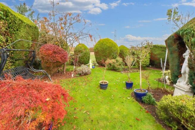 Beauchamps Drive, Wickford photo 4