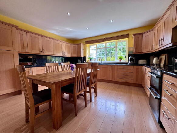5 bed Detached for sale Image 4