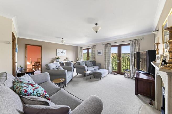 5 bed Detached for sale Image 4