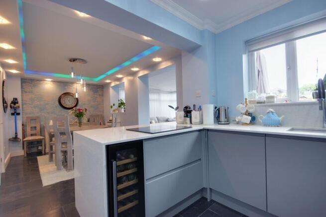 4 bed Semi-Detached for sale Image 9