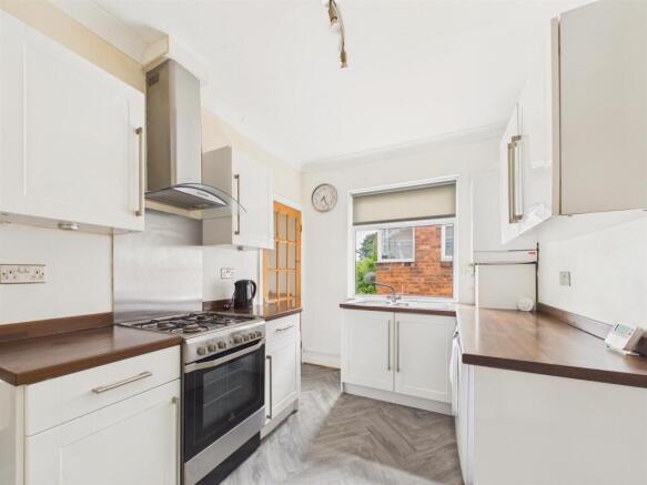 BREAKFASTING KITCHEN