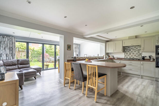 4 bed Detached for sale Image 11