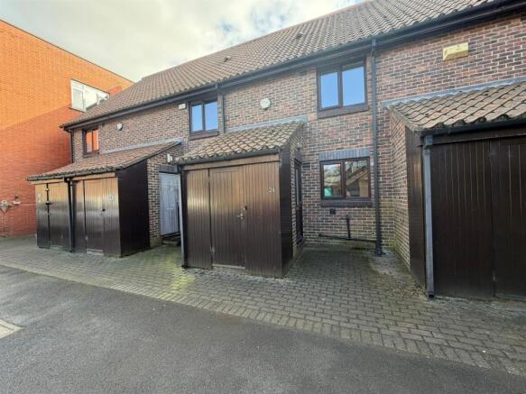 2 bed Town House to rent Image 10