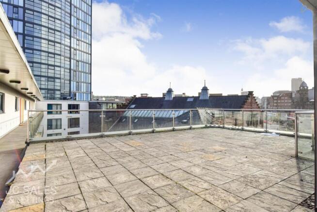2 bed Apartment to rent Image 11