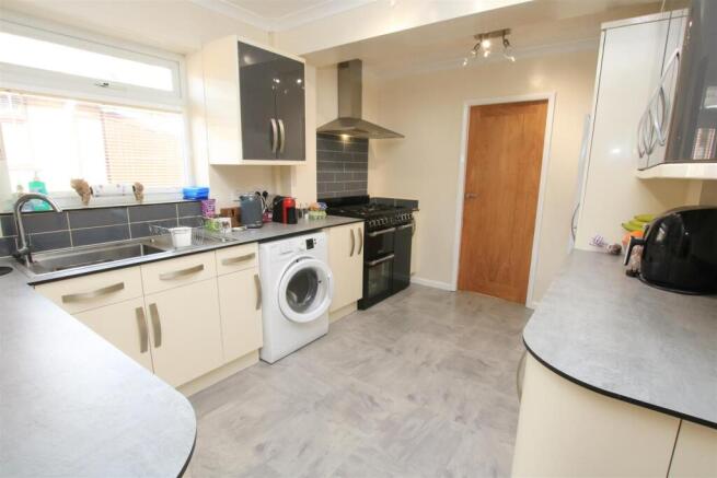 BEAUTIFULLY FITTED KITCHEN