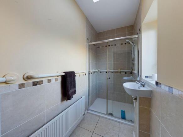 DOWNSTAIRS EN-SUITE
