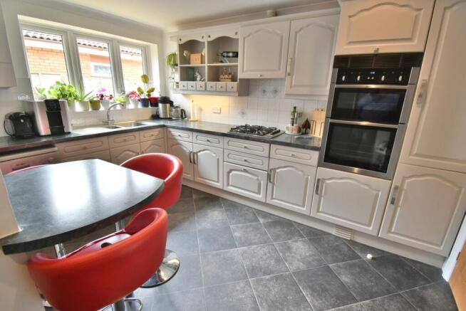 Leeson Drive, Ferndown, BH22 photo 4
