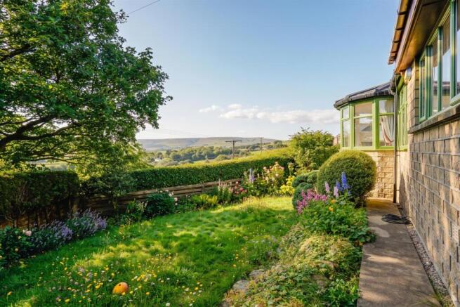 5-bed detached on Holme View Drive, Upperthong, Holmfirth HD9, £500,000