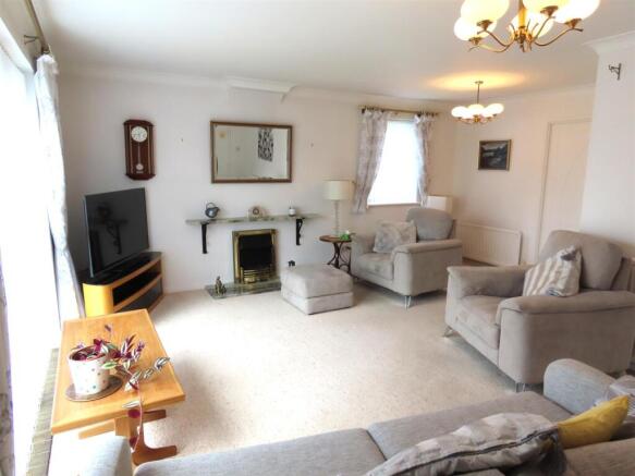 LOUNGE/DINING ROOM