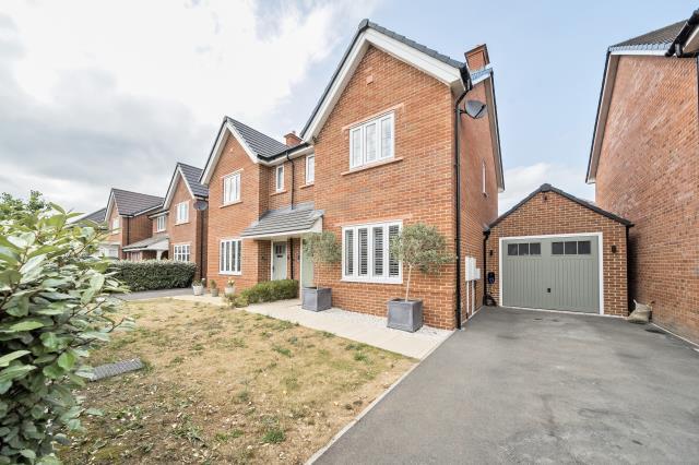 3-bed semi-detached on Bellenger Way, Brize Norton, Carterton, £385,000