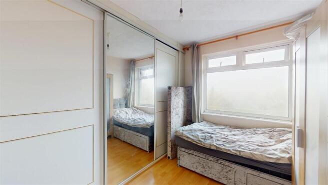 5 bed Semi-Detached for sale Image 5