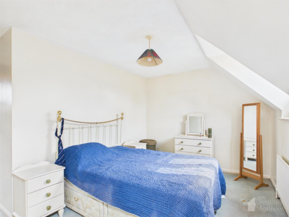 House in Epping Forest, Roydon - More