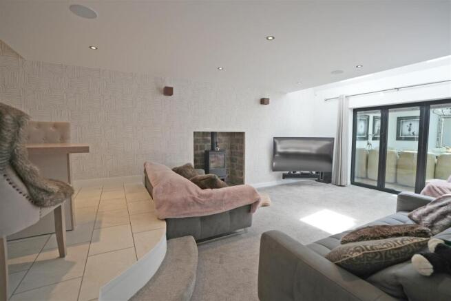 6 bed Detached for sale Image 11