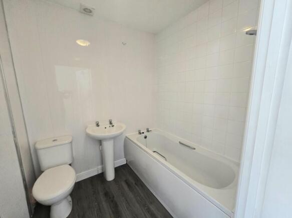 3 bed Apartment to rent Image 5