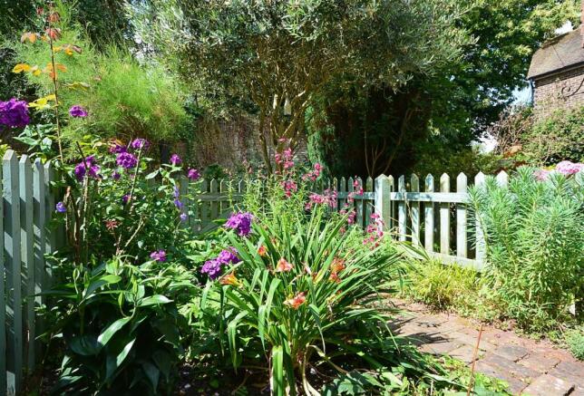 Seasonal Front Garden Photo
