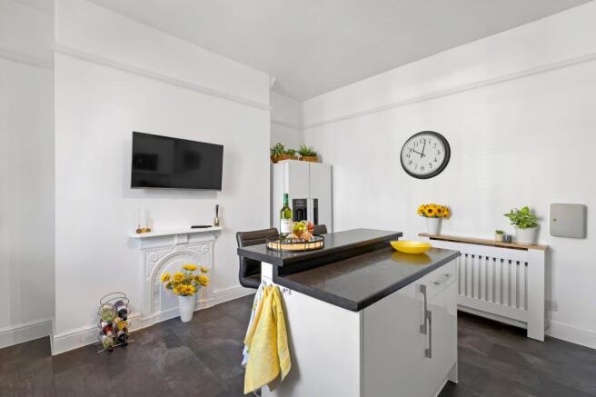 5 bed Flat for sale Image 6