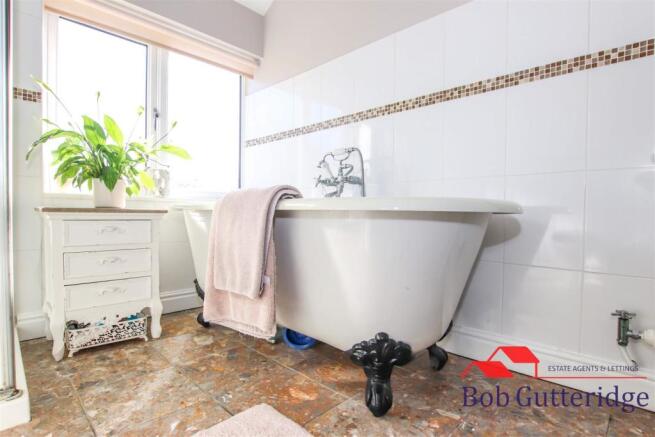 FIRST FLOOR FOUR PIECE BATHROOM