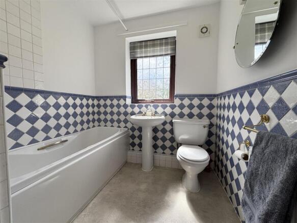 5 bed Detached for sale Image 5